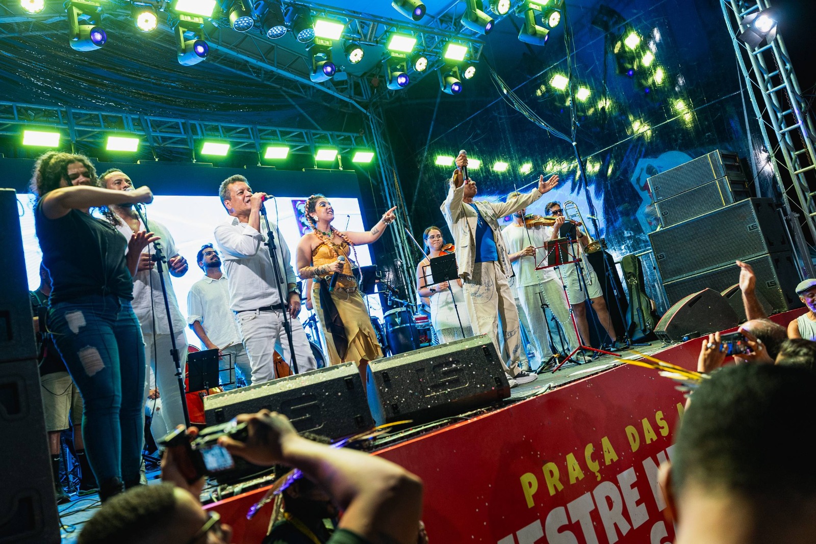 Axé mostra força no último dia do Carnaval do Pelô e emociona público com encontro de gerações