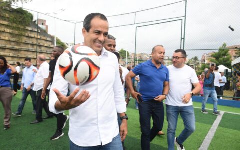 Imagem do post Prefeitura de Salvador entrega na Avenida Gal Costa o 95º campo de grama sintética da cidade