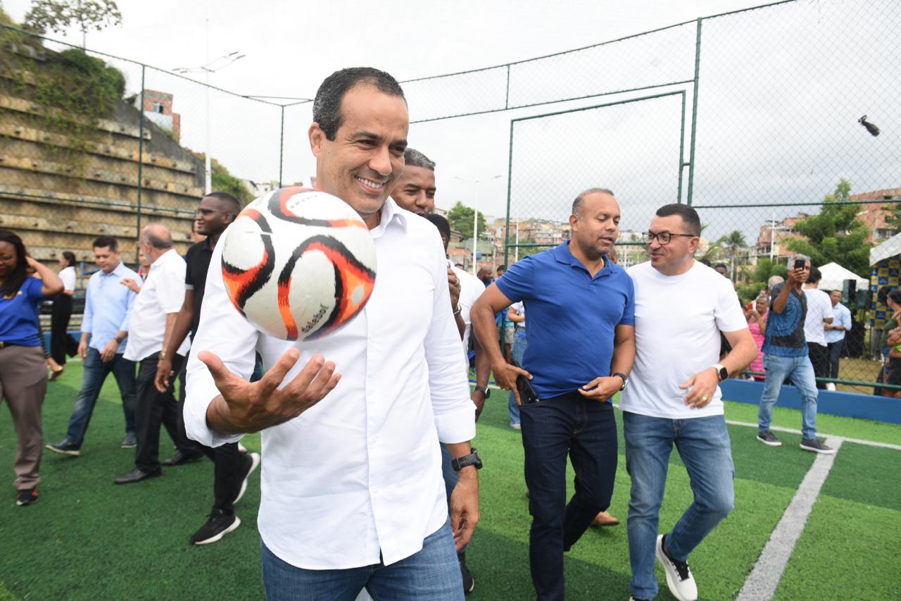Prefeitura de Salvador entrega na Avenida Gal Costa o 95º campo de grama sintética da cidade