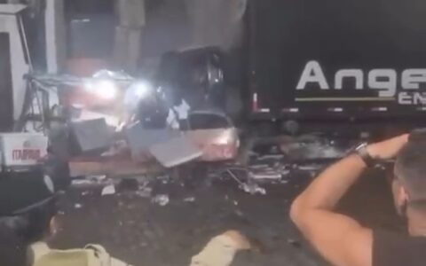 Imagem do post Vídeo: Caminhão perde controle e atinge prédios históricos no Pelourinho