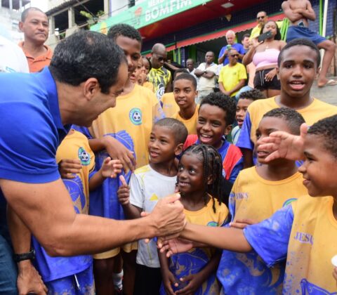 Imagem do post Prefeitura amplia acesso à prática esportiva na Federação após entrega de nova arena com grama sintética