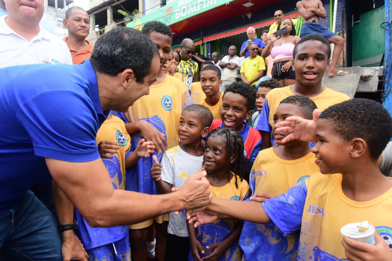 Prefeitura amplia acesso à prática esportiva na Federação após entrega de nova arena com grama sintética