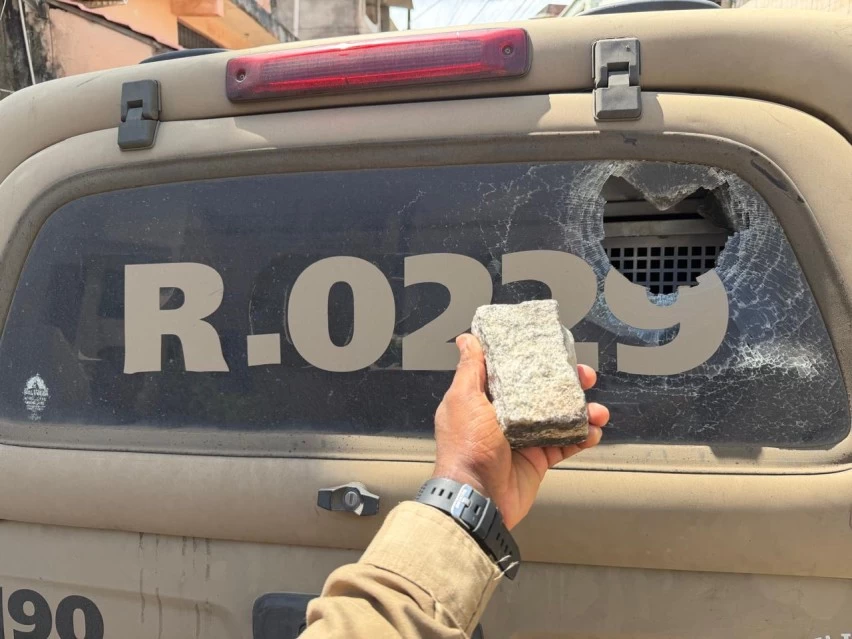 Nordeste de Amaralina: Viatura da PM é apedrejada durante operação