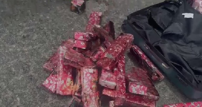 PRF apreende 22,7 kg de maconha em ônibus interestadual em Feira de Santana