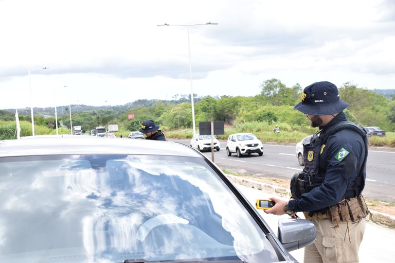 PRF reforça fiscalização nas rodovias da Bahia no Carnaval 2026