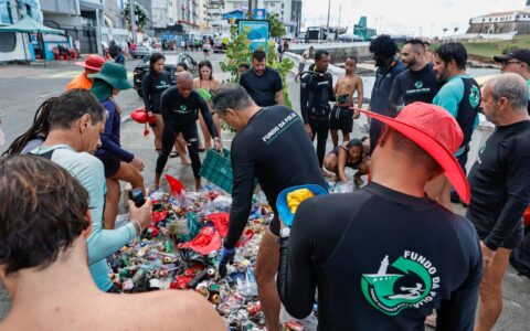 Imagem do post Após o Carnaval, mergulhadores retiram lixo do fundo do mar na Barra em ação ambiental