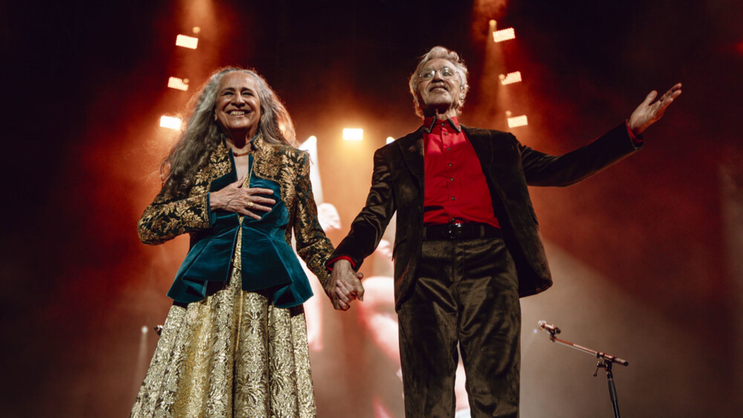 Brasil no pódio: Caetano e Bethânia ganham Grammy de Melhor Álbum Global