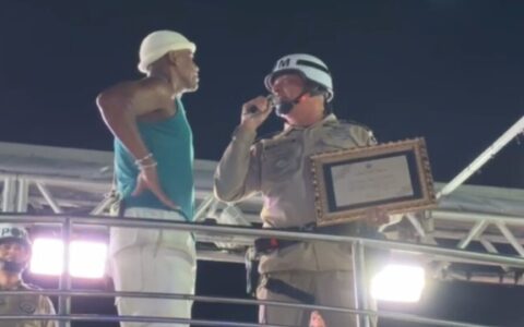 Imagem do post Vídeo: Flavinho diz ser fã da PMBA após receber homenagem