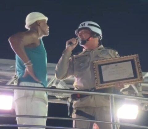 Imagem do post Vídeo: Flavinho diz ser fã da PMBA após receber homenagem