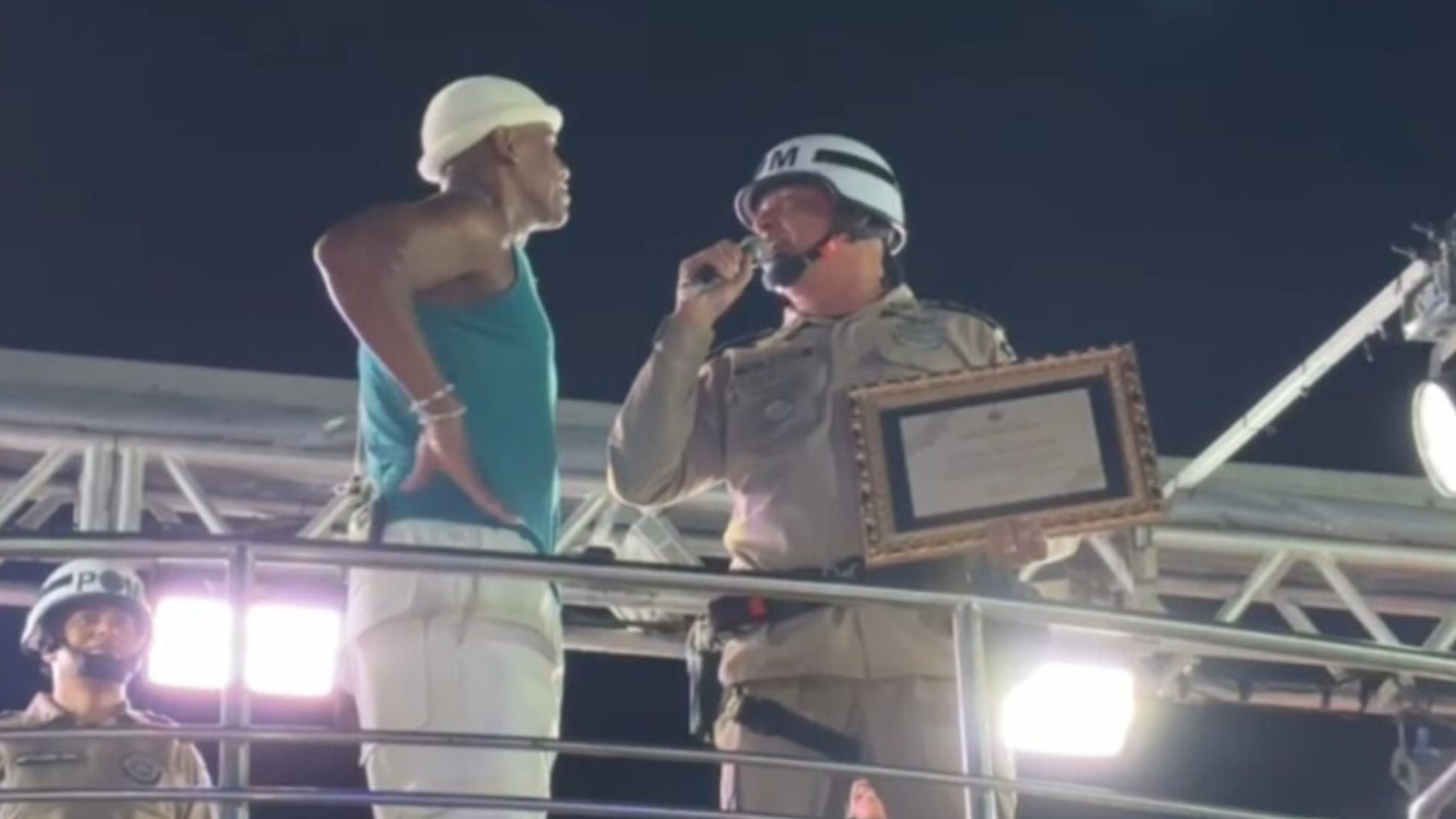 Vídeo: Flavinho diz ser fã da PMBA após receber homenagem