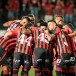 Vitória para em Rossi, perde pênalti e deixa pontos em casa