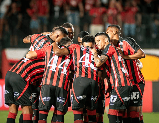 Vitória para em Rossi, perde pênalti e deixa pontos em casa