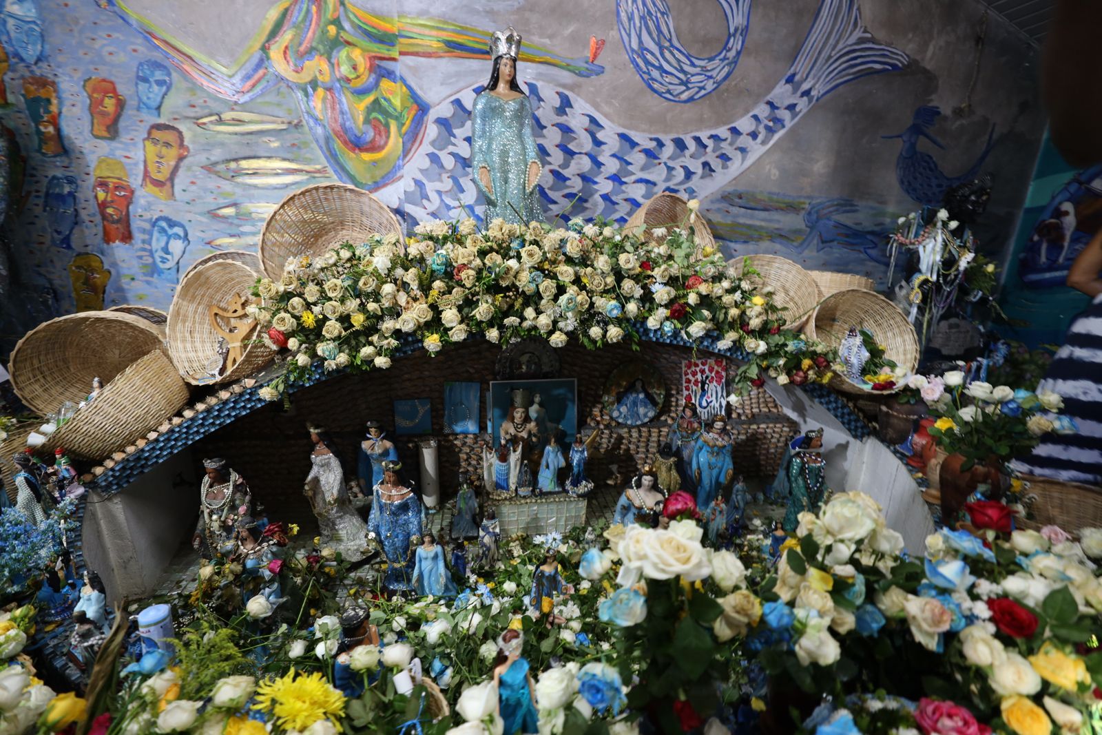 Entre flores e devoção, Salvador reverencia Iemanjá