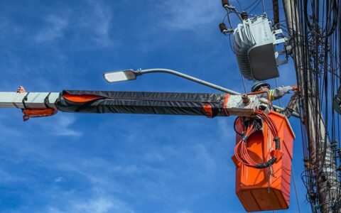 Imagem do post Prefeitura conclui instalação de 56 lâmpadas de LED pelo Programa Banho de Luz em Vilas do Atlântico e Pitangueiras