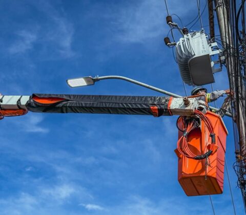 Imagem do post Prefeitura conclui instalação de 56 lâmpadas de LED pelo Programa Banho de Luz em Vilas do Atlântico e Pitangueiras