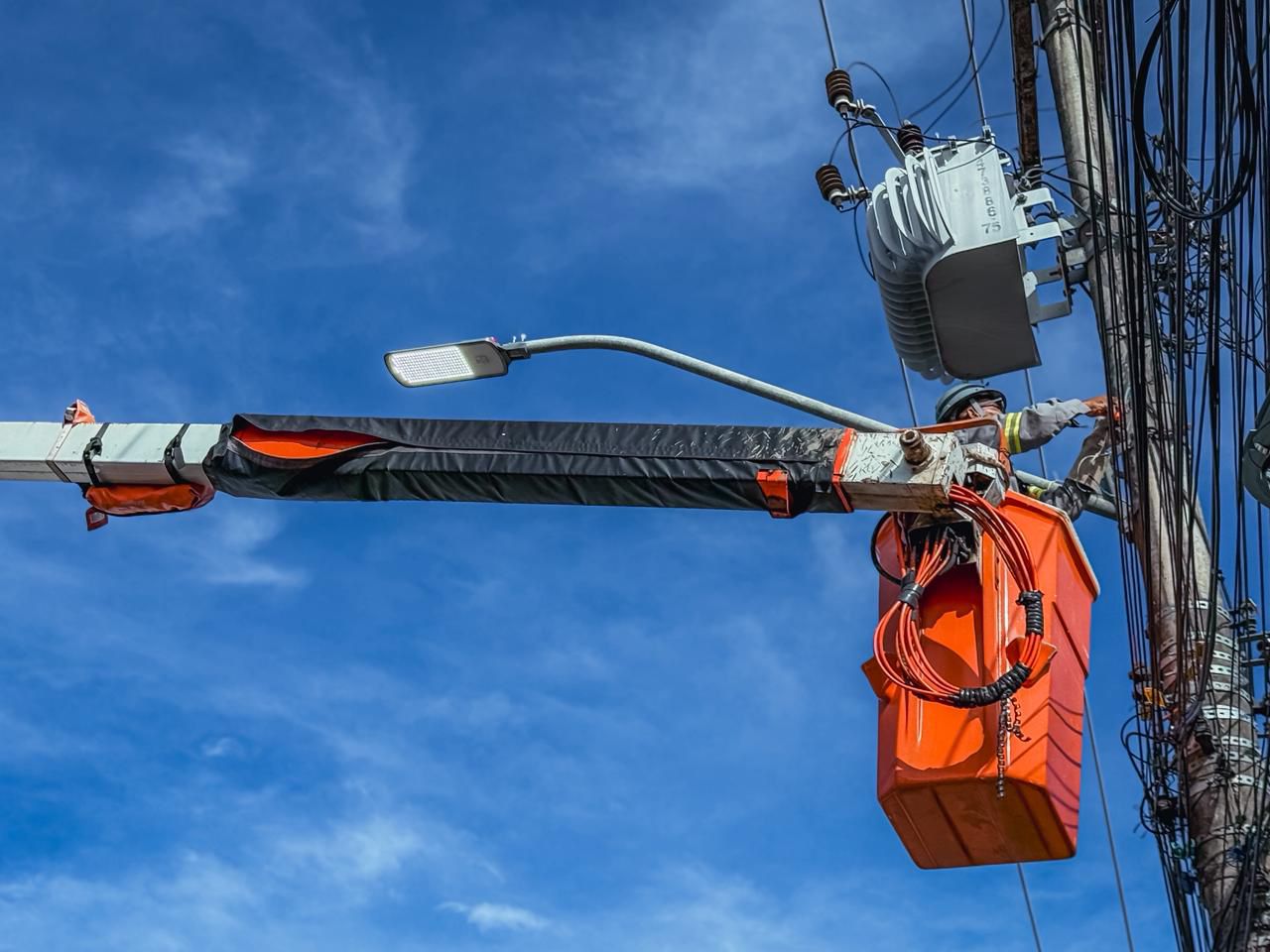 Prefeitura conclui instalação de 56 lâmpadas de LED pelo Programa Banho de Luz em Vilas do Atlântico e Pitangueiras