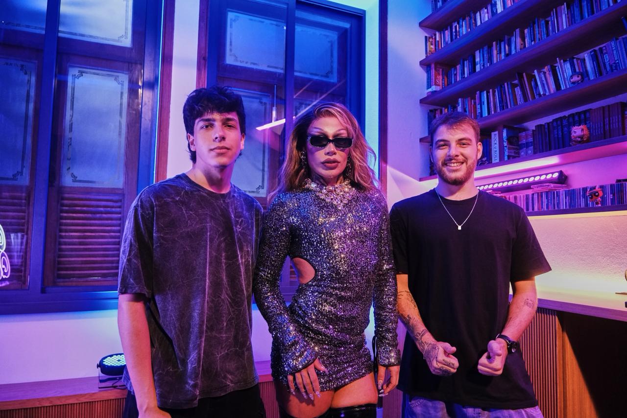 Grag Queen lança “Cósmica (Remix)” e expande Era Cósmica