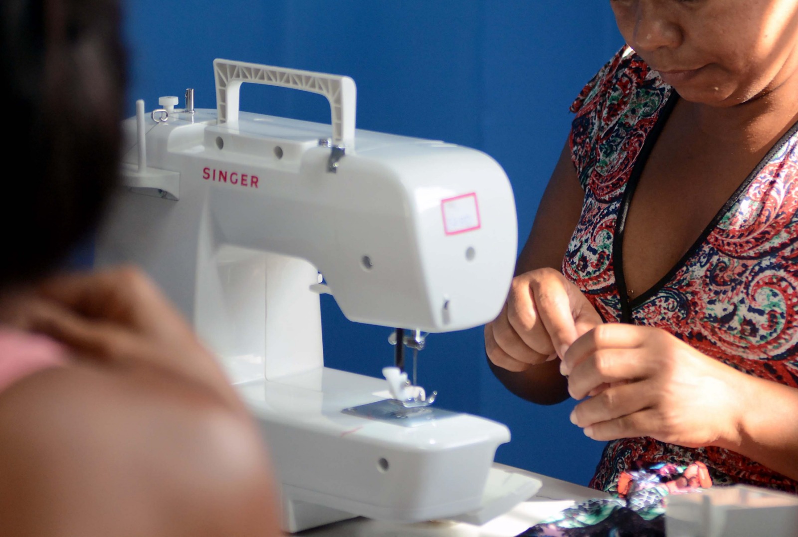 Costureiras impulsionam a economia de Salvador durante o Carnaval