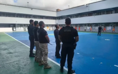 Imagem do post Polícia cumpre mandados em presídio,  apreende celulares, drogas e dinheiro