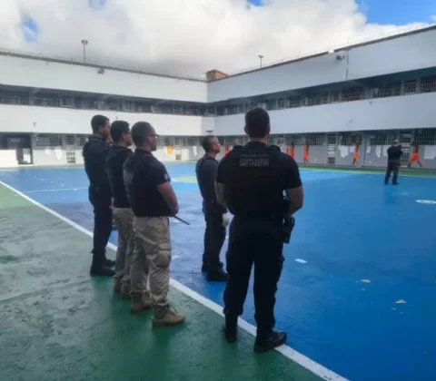 Imagem do post Polícia cumpre mandados em presídio,  apreende celulares, drogas e dinheiro