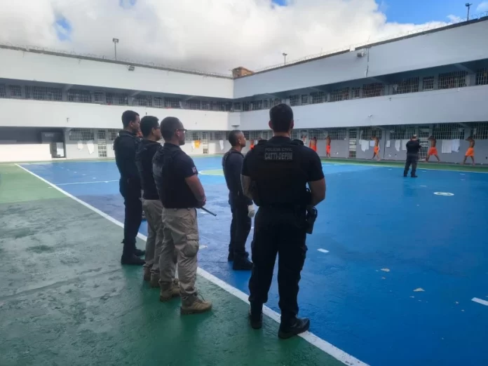 Polícia cumpre mandados em presídio,  apreende celulares, drogas e dinheiro