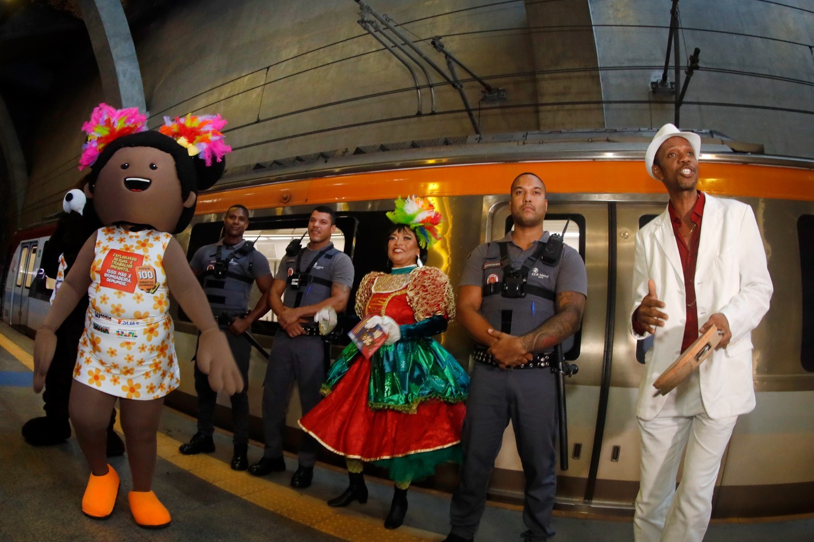 No embalo da folia, metrô vira palco de alerta contra exploração infantil em Salvador