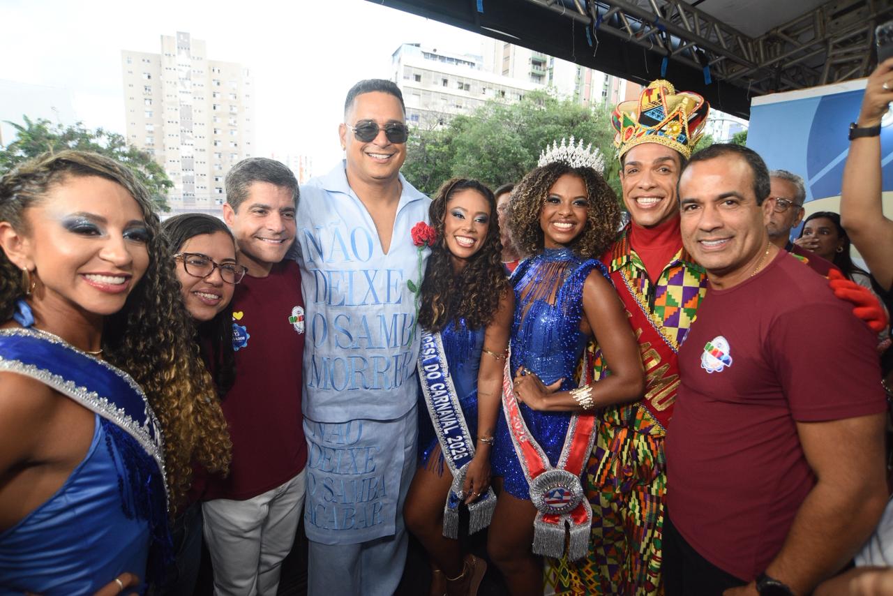 Carnaval de Salvador começa com chave da cidade ao Rei Momo e tributo ao samba