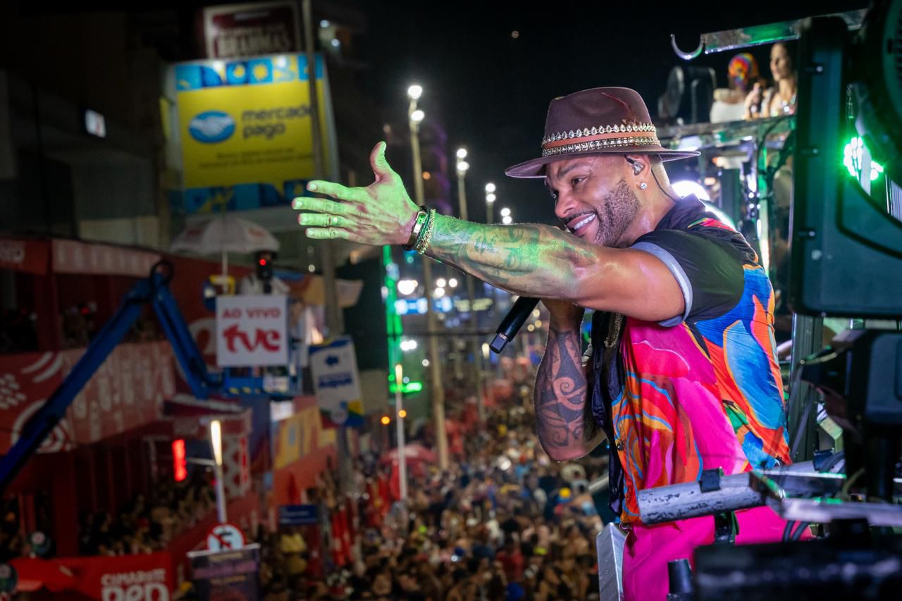 Com hit “Panamera”, Tony Salles domina primeiro dia de Carnaval na Barra-Ondina