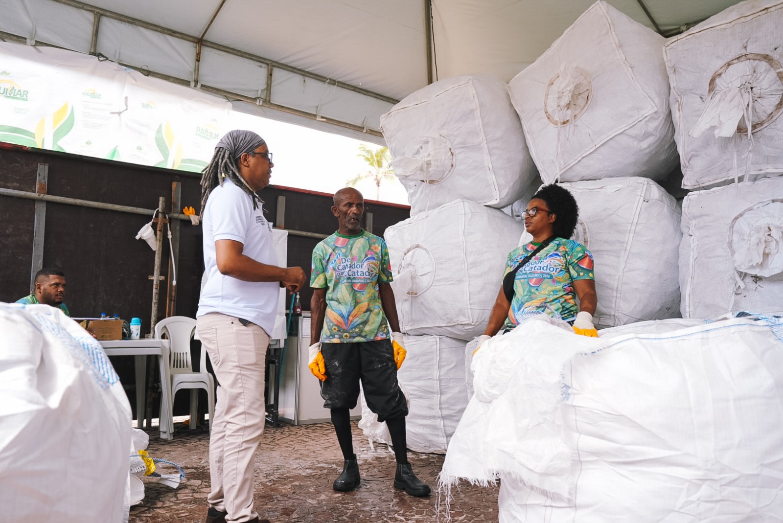 Projeto no Carnaval da Bahia fortalece renda de catadores e recebe investimento milionário