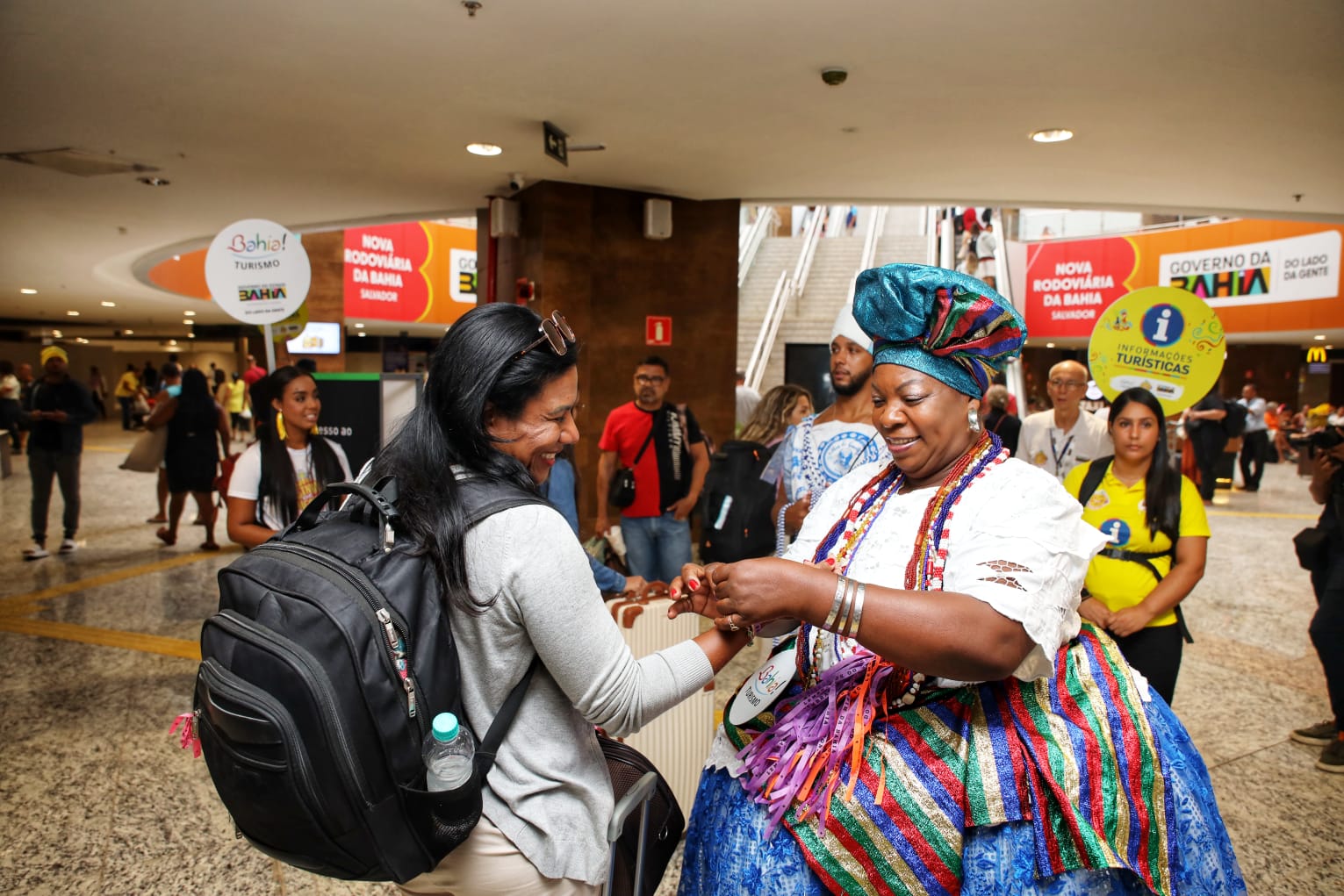Com minitrio e baianas, Rodoviária de Salvador recebe turistas e prevê alta no fluxo