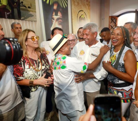 Imagem do post No Pelourinho, Jerônimo acompanha abertura do Circuito Batatinha ao som do Olodum