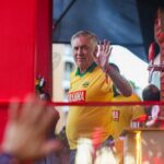 Ancelotti curte Carnaval de Salvador em camarote e recebe apoio de Bell Marques