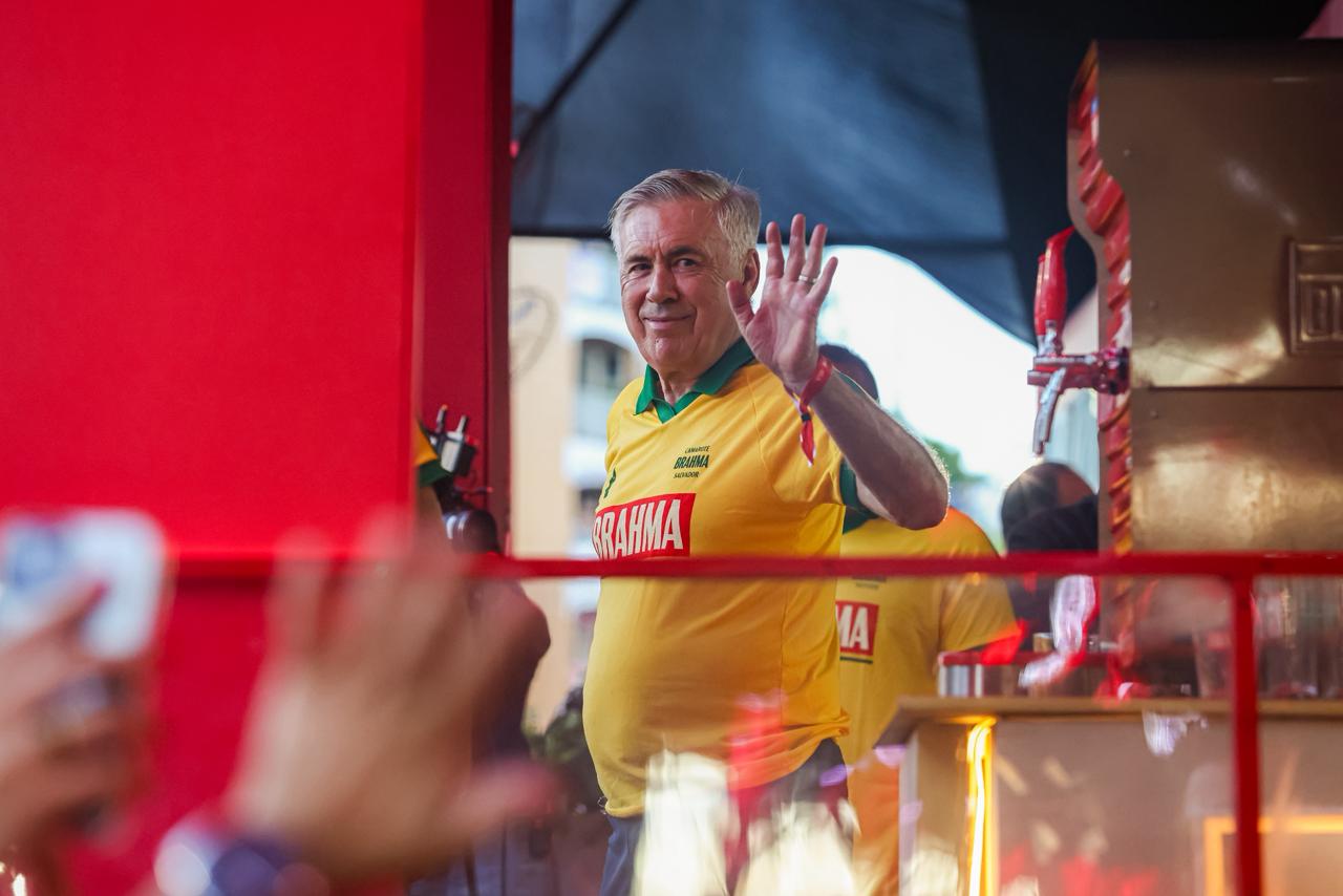 Ancelotti curte Carnaval de Salvador em camarote e recebe apoio de Bell Marques