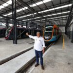 Mesmo no Carnaval, obras avançam: governador acompanha acoplamento de novo trem do VLT