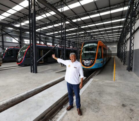 Imagem do post Mesmo no Carnaval, obras avançam: governador acompanha acoplamento de novo trem do VLT
