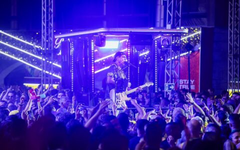 Imagem do post Durval Lelys estreia mini-trio 100% elétrico e transforma o Camarote Brahma em “avenida”