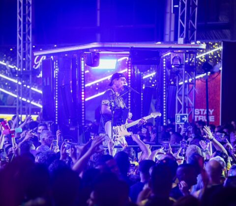 Imagem do post Durval Lelys estreia mini-trio 100% elétrico e transforma o Camarote Brahma em “avenida”