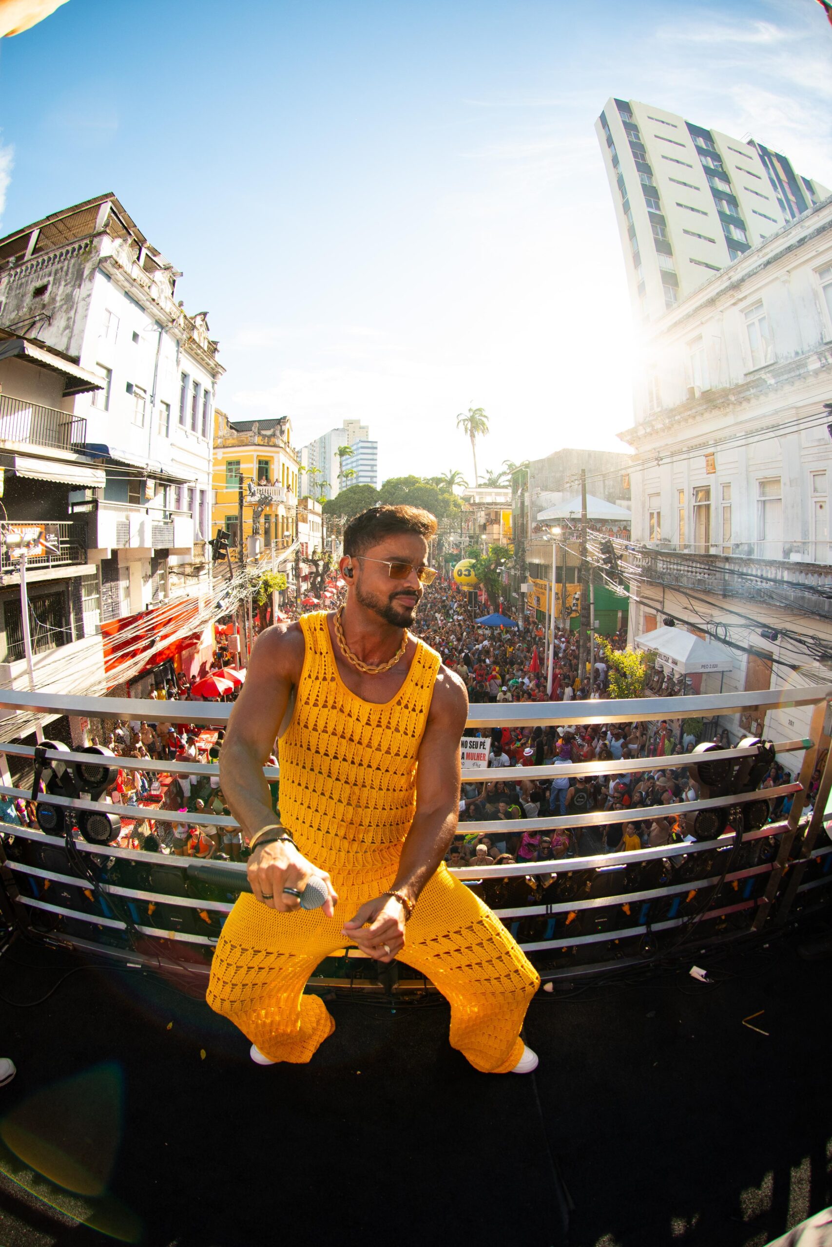 Lincoln Senna desce do trio, chama fã mirim e protagoniza momento emocionante no Campo Grande
