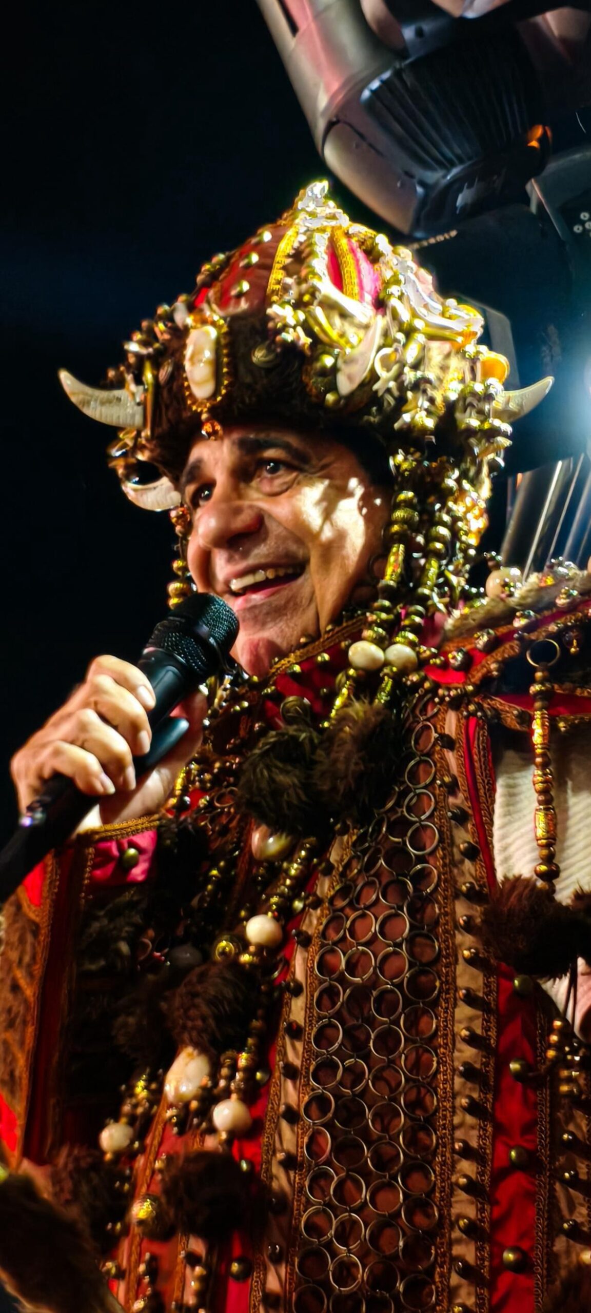 Durval Lelys transforma o Bloco Me Abraça em uma “Alegre Aldeia Viking” no Carnaval 2026