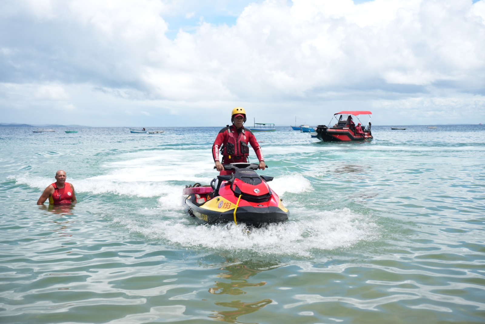 Bombeiros fazem alerta no Carnaval: mistura de álcool e mar aumenta risco de afogamentos