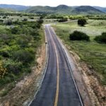 No Carnaval, Jerônimo entrega obra de pavimentação e viatura no interior da Bahia