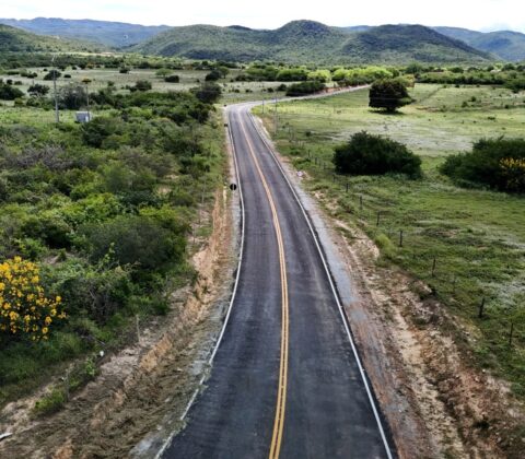 Imagem do post No Carnaval, Jerônimo entrega obra de pavimentação e viatura no interior da Bahia
