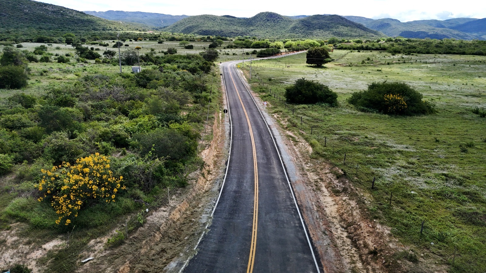 No Carnaval, Jerônimo entrega obra de pavimentação e viatura no interior da Bahia