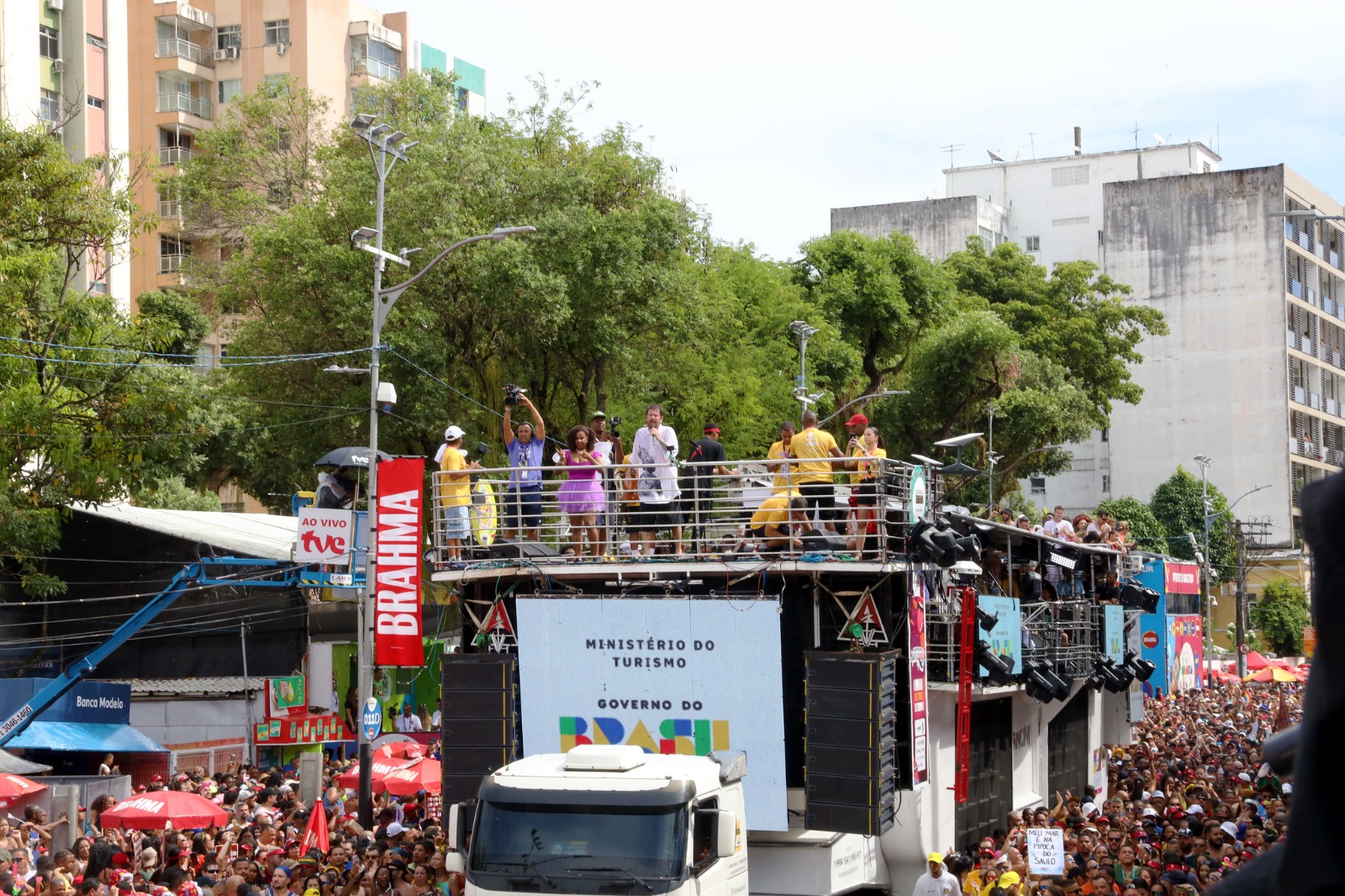 Bahia bate recorde de turistas e movimentação bilionária no Carnaval 2026
