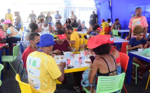 Imagem do post Bruno Reis visita acolhimento de ambulantes e almoça em restaurante popular no Carnaval