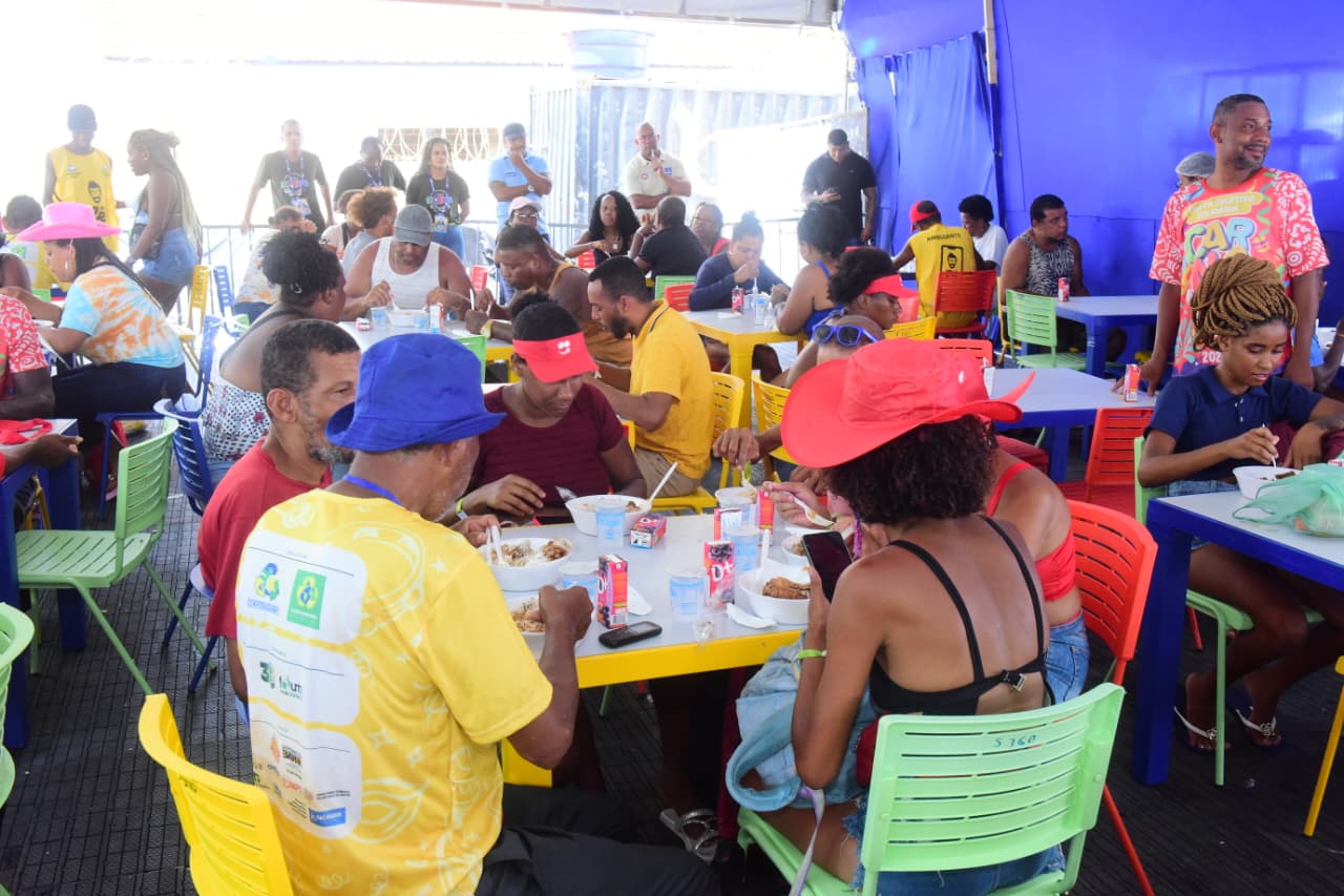 Bruno Reis visita acolhimento de ambulantes e almoça em restaurante popular no Carnaval