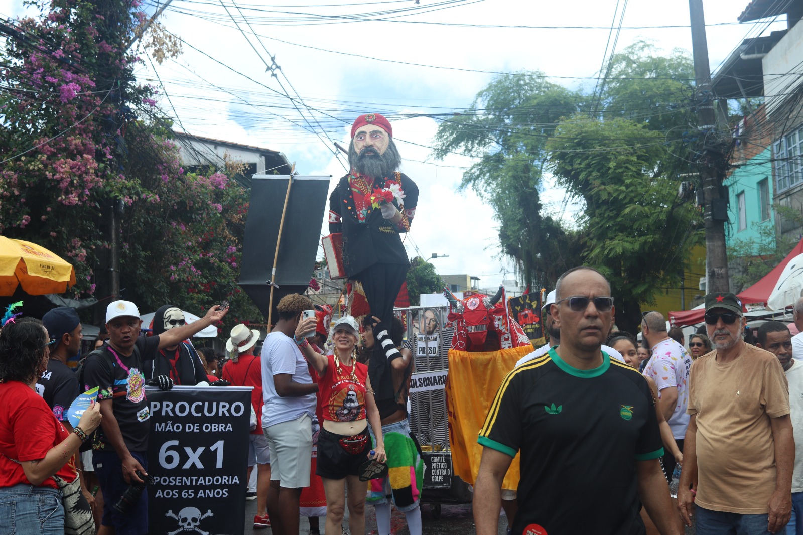 Mudança do Garcia arrasta multidão e reafirma tradição de crítica e resistência no Carnaval de Salvador