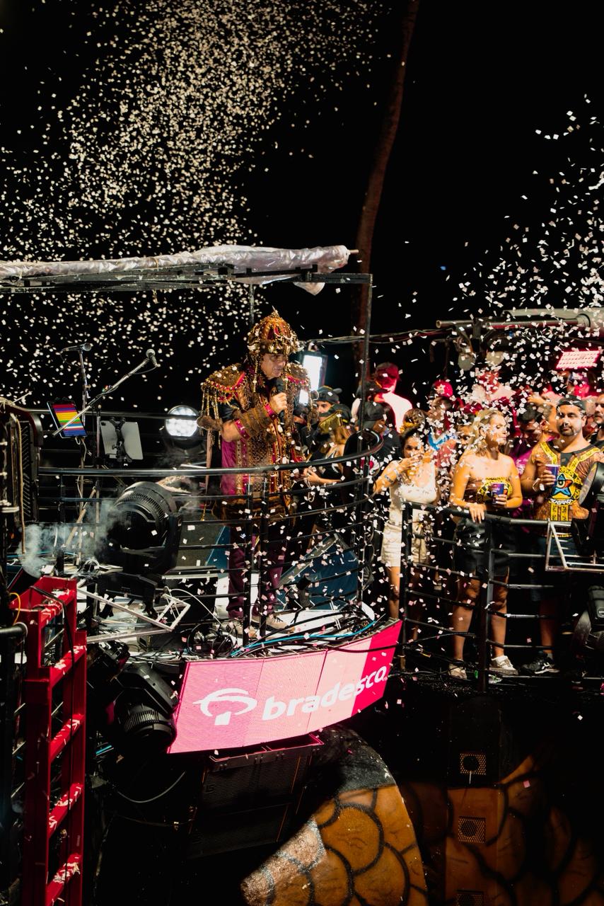 Durval Lelys comanda segundo dia do bloco Me Abraça no Carnaval 2026 arrastando multidão