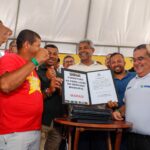 Governador leva mobilidade, apoio ao campo e moradia para o povo de Maraú