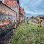 Lauro de Freitas intensifica limpeza de canais mediante previsão de fortes chuvas